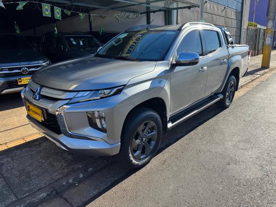 MITSUBISHI TRITON 2.4 BITURBO DIESEL CD HPE 4X4 AUTOMÁTICO MITSUBISHI TRITON 2.4 BITURBO DIESEL CD HPE 4X4 AUTOMÁTICO